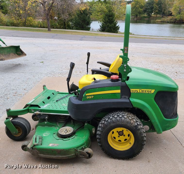 image for item HM9255 John Deere 997 ZTR lawn mower