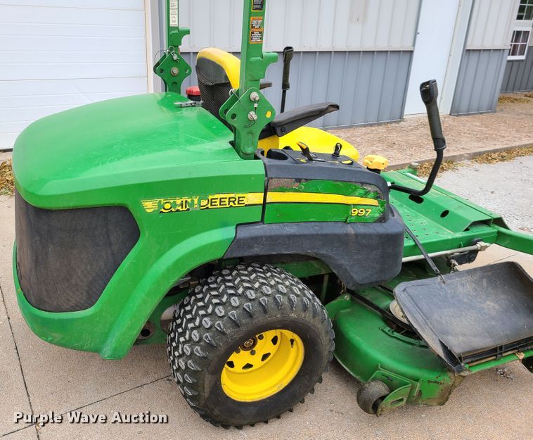 image for item HM9255 John Deere 997 ZTR lawn mower