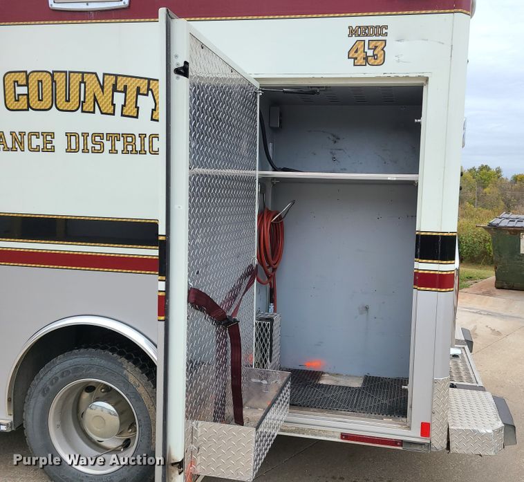 image for item HM9256 2014 International 4300  ambulance