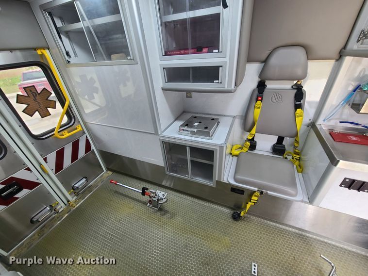 image for item HM9256 2014 International 4300  ambulance