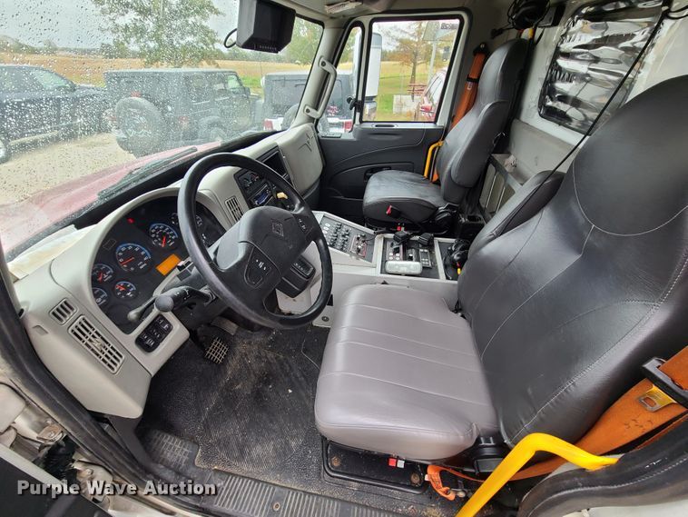 image for item HM9257 2014 International 4300  ambulance