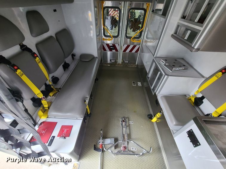 image for item HM9257 2014 International 4300  ambulance