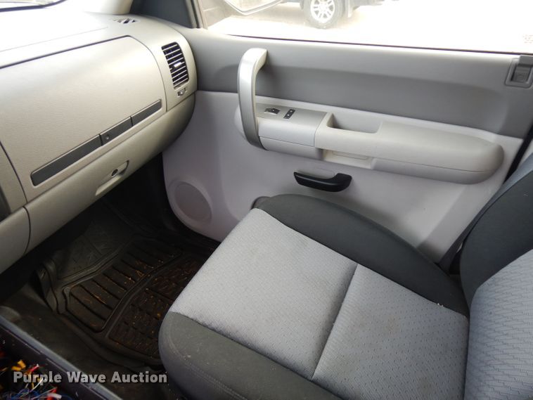 image for item HN9437 2009 Chevrolet Silverado 1500  Ext. Cab pickup truck