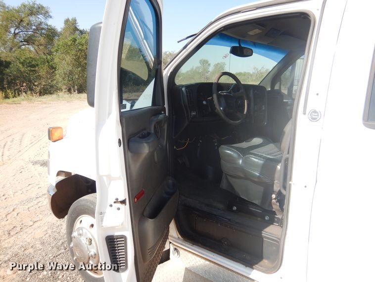 image for item HO9160 2004 GMC C4500  flatbed truck