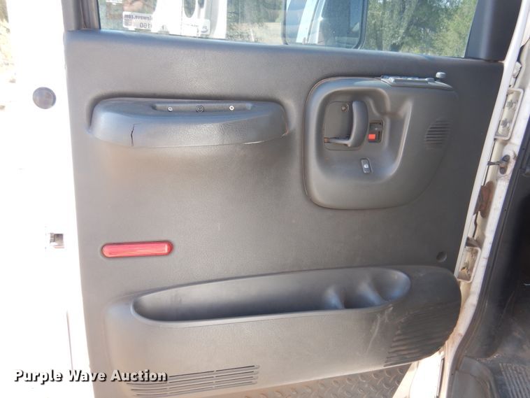 image for item HO9160 2004 GMC C4500  flatbed truck