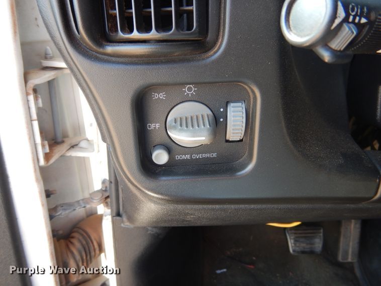 image for item HO9160 2004 GMC C4500  flatbed truck