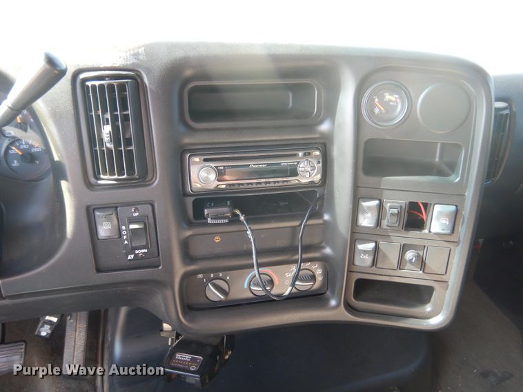 image for item HO9160 2004 GMC C4500  flatbed truck