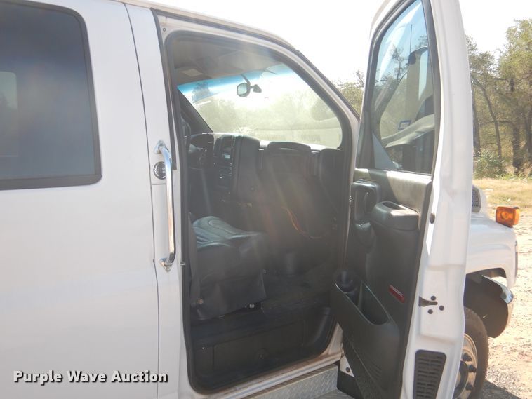 image for item HO9160 2004 GMC C4500  flatbed truck