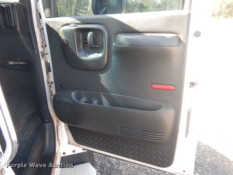 image for item HO9160 2004 GMC C4500  flatbed truck