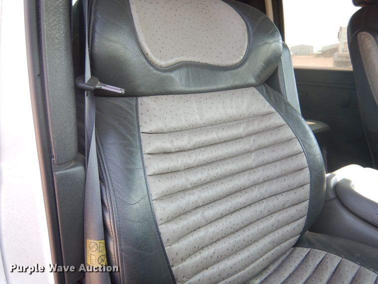 image for item HO9160 2004 GMC C4500  flatbed truck