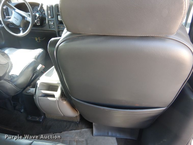 image for item HO9160 2004 GMC C4500  flatbed truck