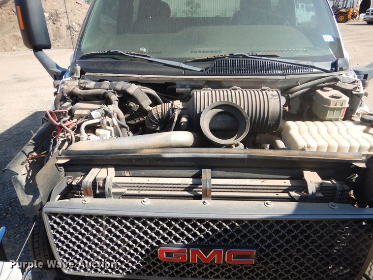 image for item HO9160 2004 GMC C4500  flatbed truck