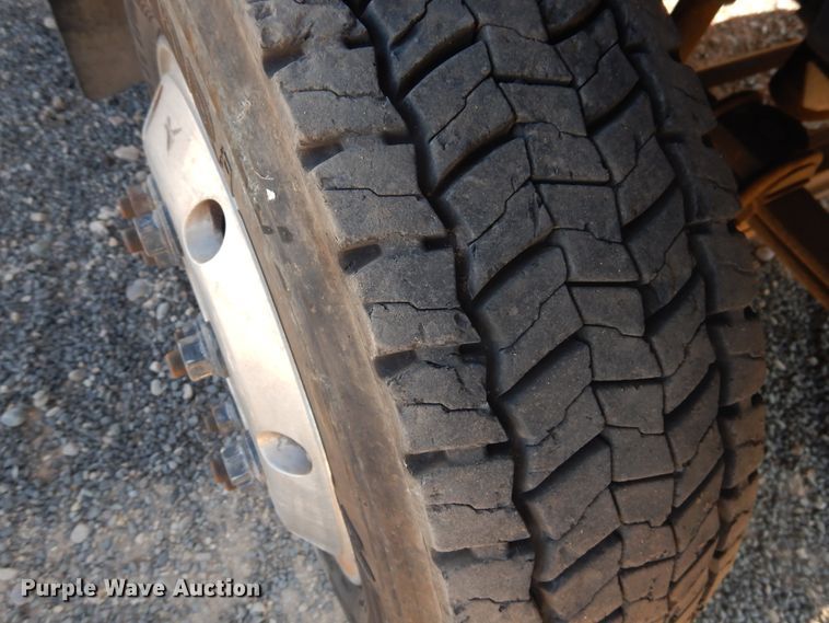 image for item HO9160 2004 GMC C4500  flatbed truck