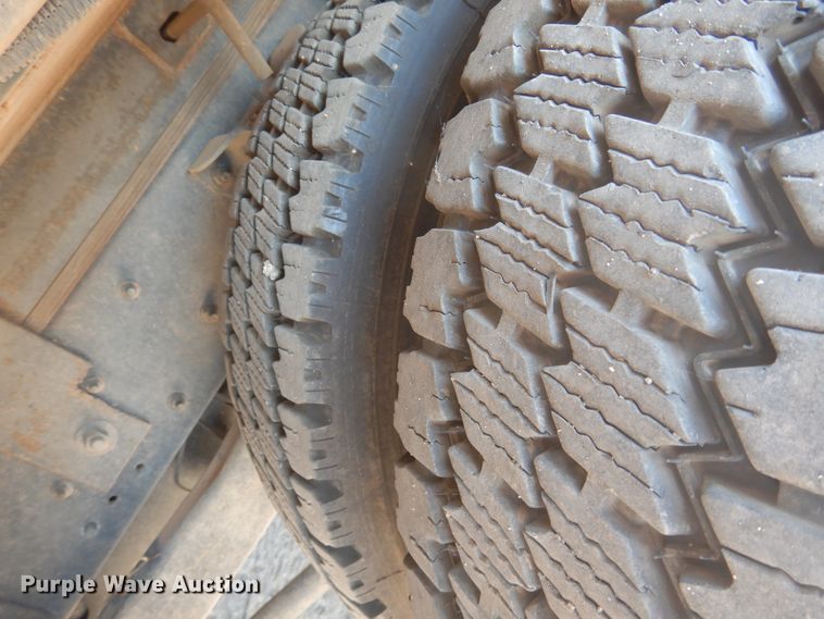 image for item HO9160 2004 GMC C4500  flatbed truck