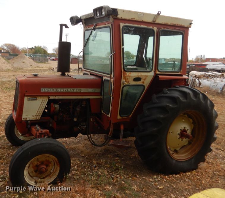 image for item HS9375 1977 International 674  tractor