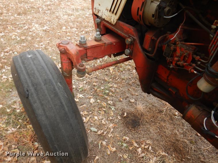 image for item HS9375 1977 International 674  tractor