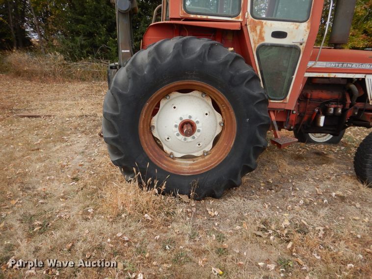 image for item HS9375 1977 International 674  tractor