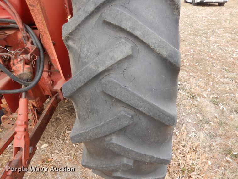 image for item HS9375 1977 International 674  tractor