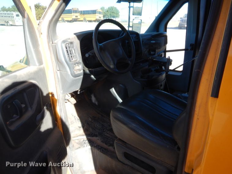 image for item HW9032 2005 GMC Savana G3500  school bus