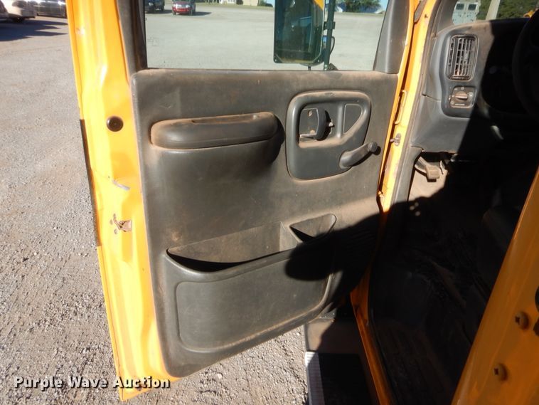 image for item HW9032 2005 GMC Savana G3500  school bus