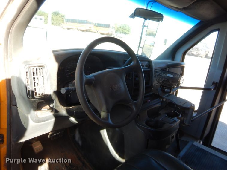 image for item HW9032 2005 GMC Savana G3500  school bus