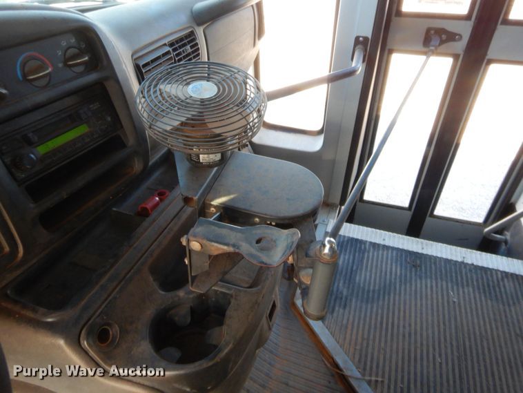 image for item HW9032 2005 GMC Savana G3500  school bus