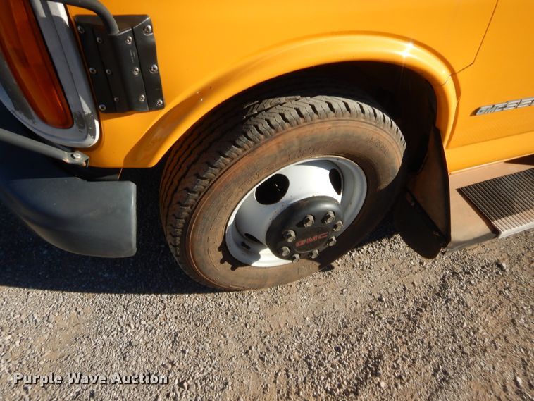 image for item HW9032 2005 GMC Savana G3500  school bus