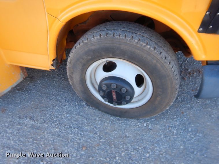 image for item HW9032 2005 GMC Savana G3500  school bus