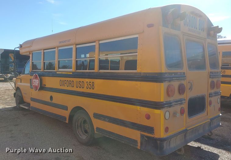 image for item HW9117 2001 GMC Savana G3500  school bus