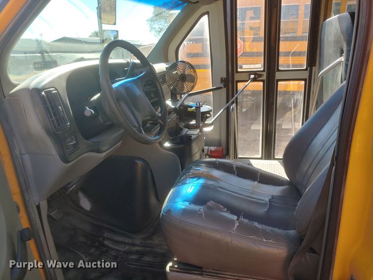 image for item HW9117 2001 GMC Savana G3500  school bus