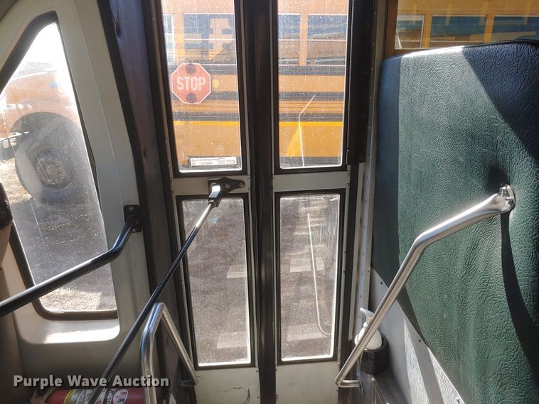 image for item HW9117 2001 GMC Savana G3500  school bus