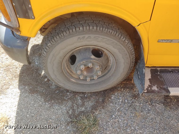 image for item HW9117 2001 GMC Savana G3500  school bus