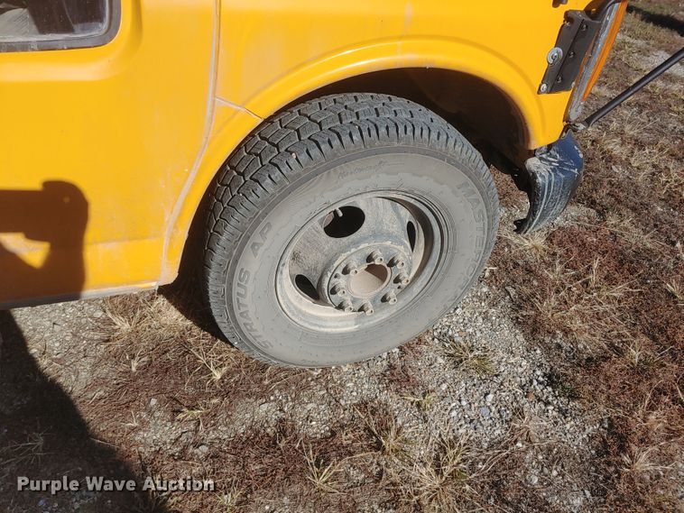 image for item HW9117 2001 GMC Savana G3500  school bus