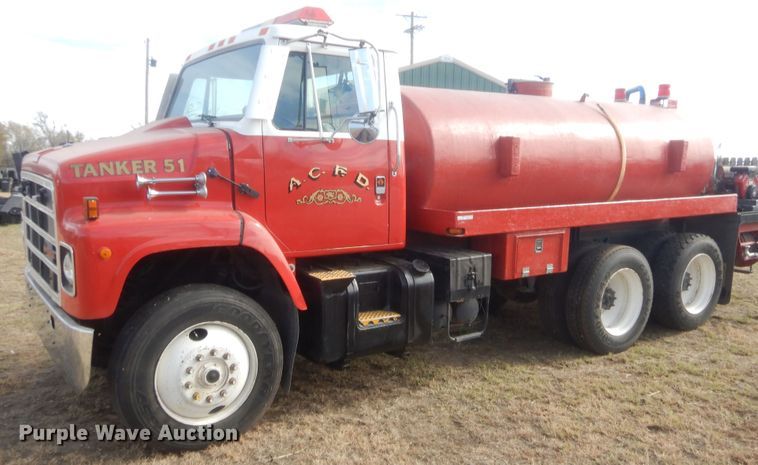 image for item HW9129 1986 International 2375  pumper fire truck