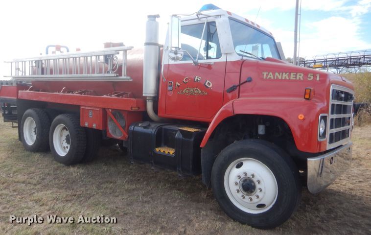 image for item HW9129 1986 International 2375  pumper fire truck