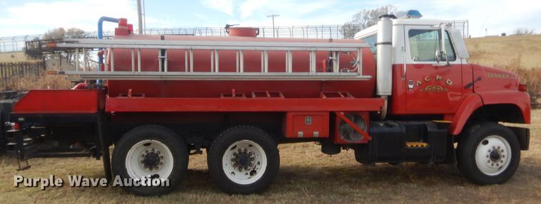 image for item HW9129 1986 International 2375  pumper fire truck