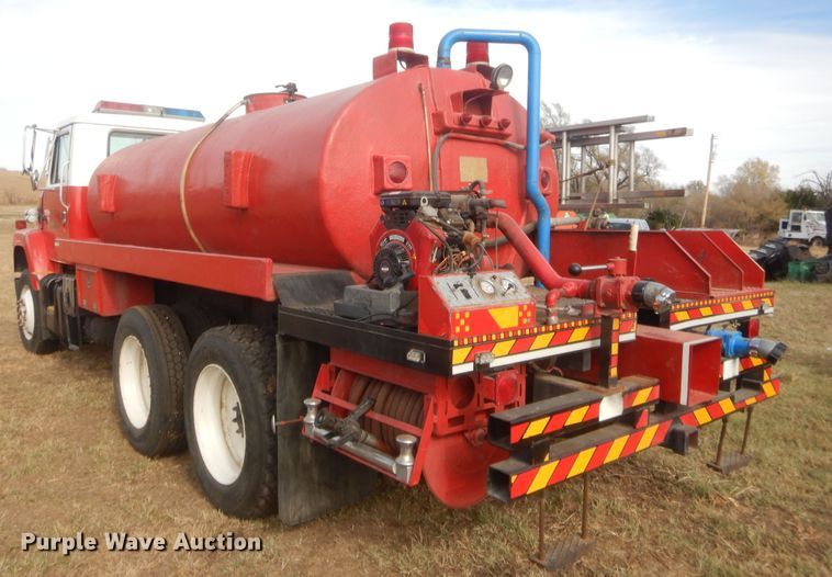 image for item HW9129 1986 International 2375  pumper fire truck