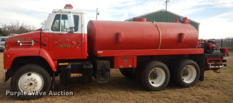 image for item HW9129 1986 International 2375  pumper fire truck