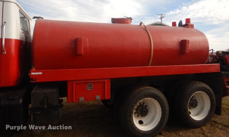 image for item HW9129 1986 International 2375  pumper fire truck