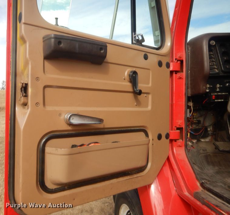 image for item HW9129 1986 International 2375  pumper fire truck