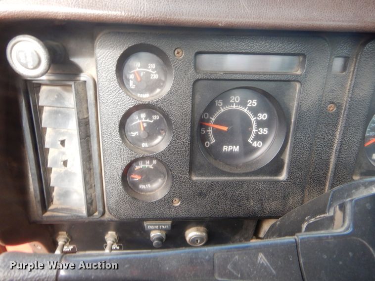 image for item HW9129 1986 International 2375  pumper fire truck