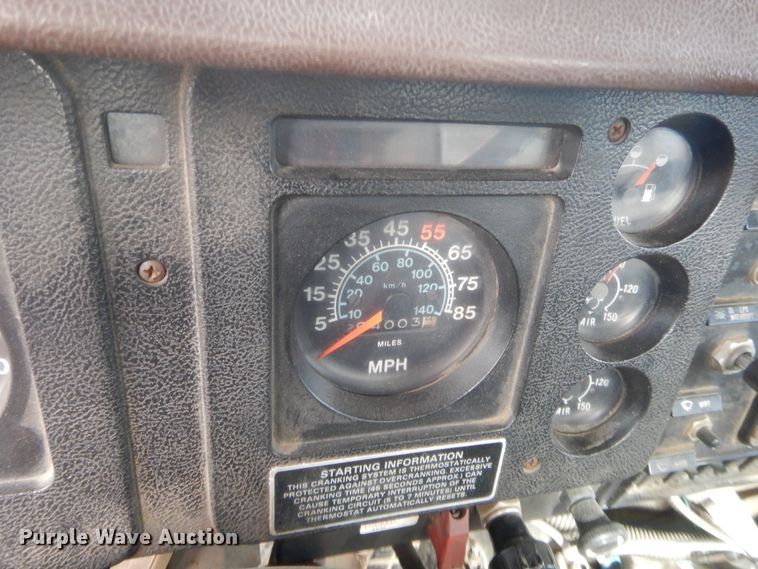 image for item HW9129 1986 International 2375  pumper fire truck