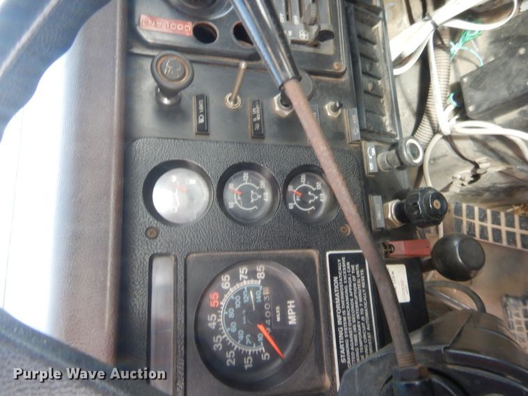 image for item HW9129 1986 International 2375  pumper fire truck