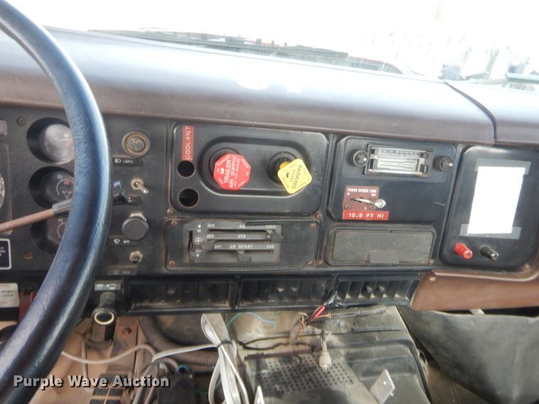 image for item HW9129 1986 International 2375  pumper fire truck