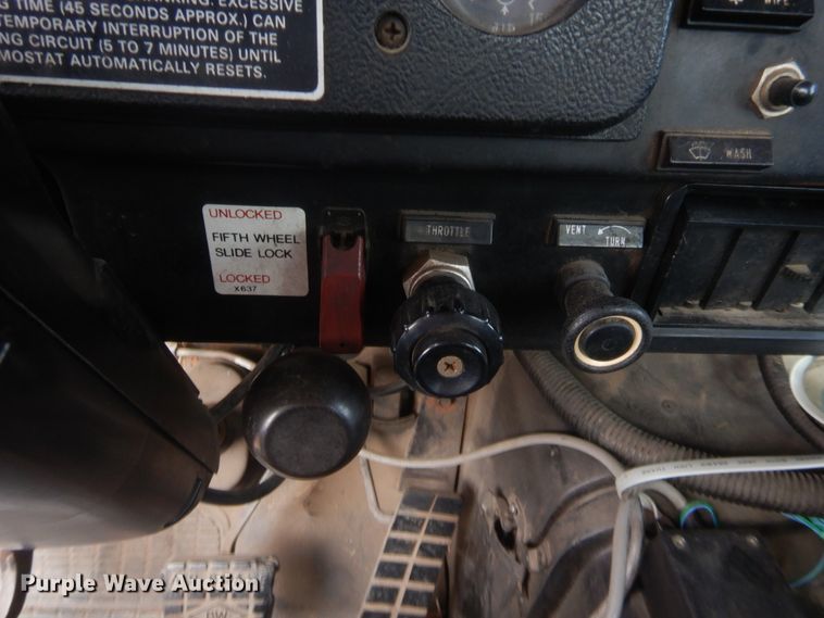 image for item HW9129 1986 International 2375  pumper fire truck