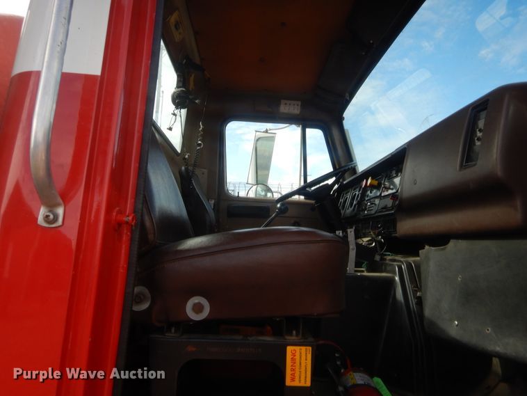 image for item HW9129 1986 International 2375  pumper fire truck