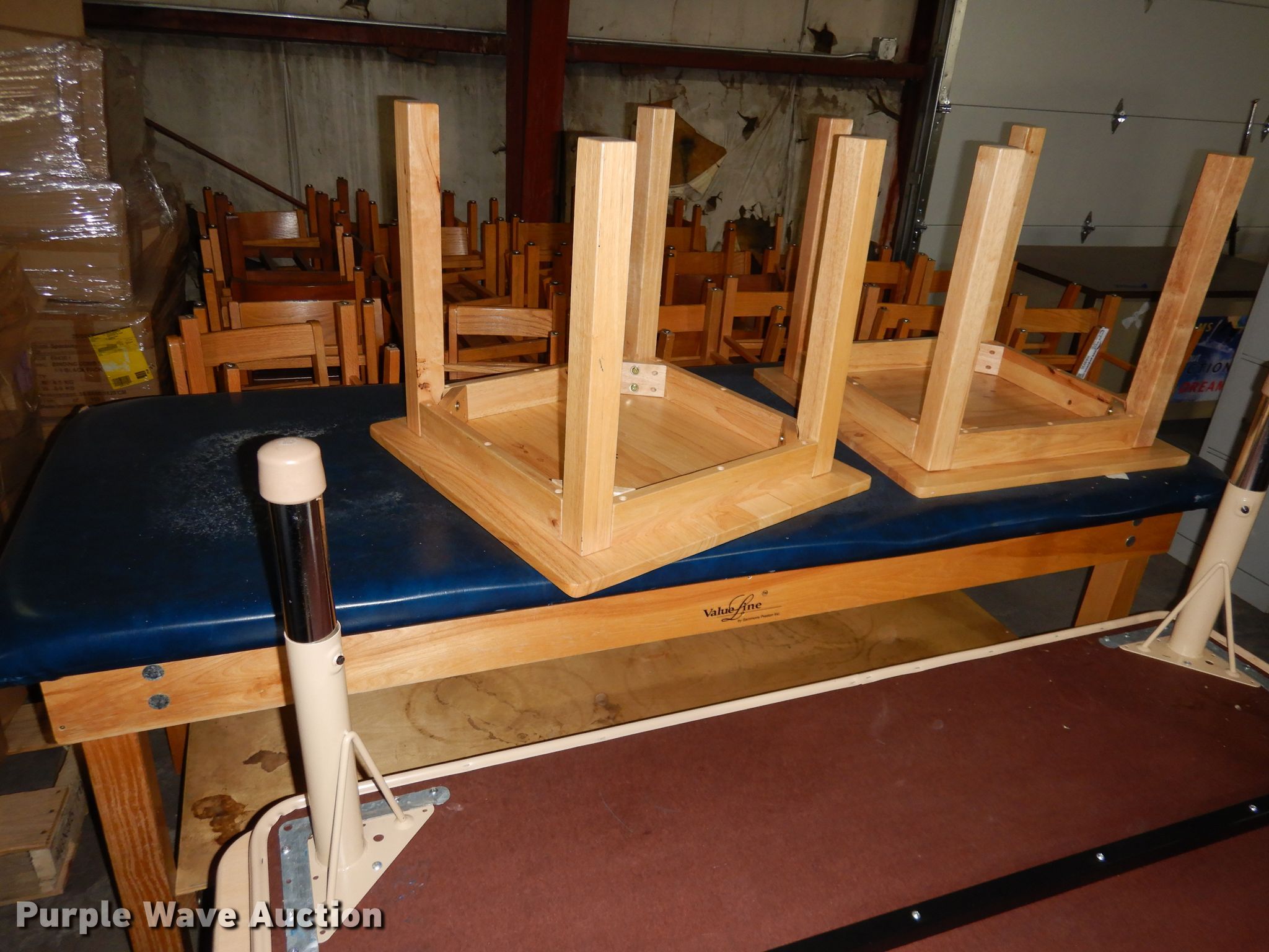 Furniture in Manhattan, KS Item HA9933 sold Purple Wave