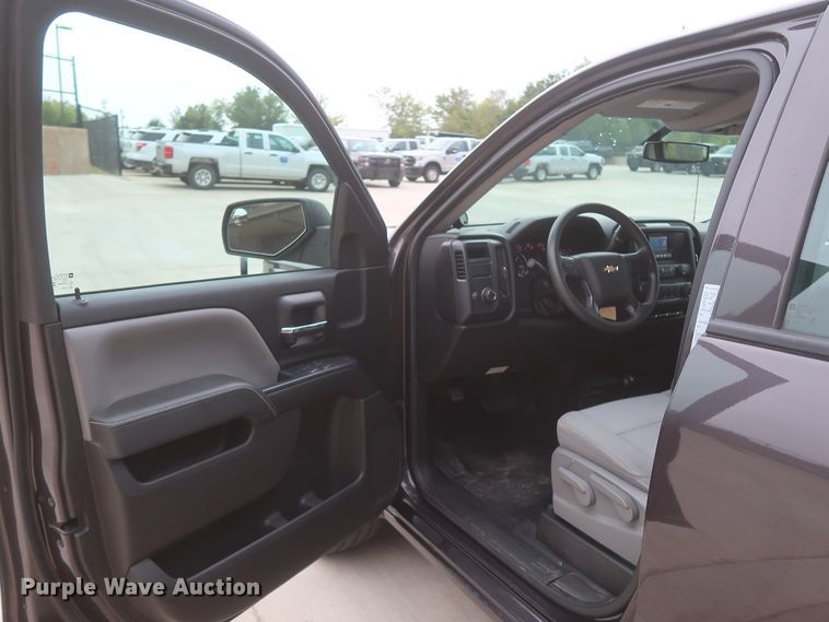 image for item HW9011 2015 Chevrolet Silverado 1500  Crew Cab pickup truck