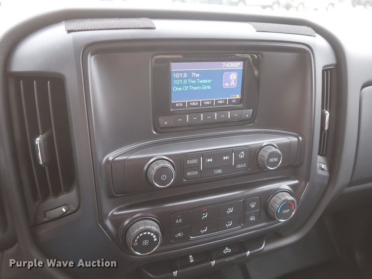 image for item HW9011 2015 Chevrolet Silverado 1500  Crew Cab pickup truck