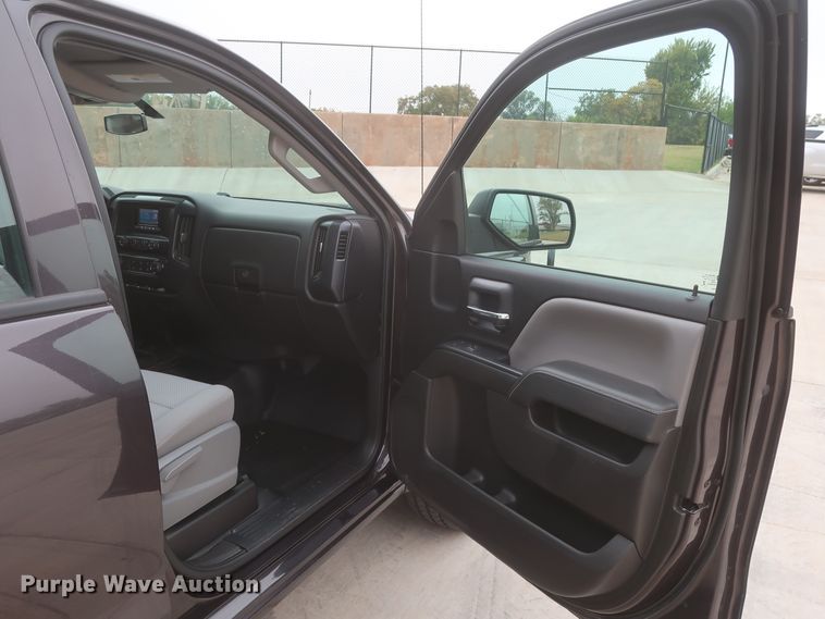 image for item HW9011 2015 Chevrolet Silverado 1500  Crew Cab pickup truck